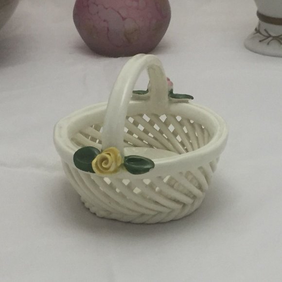 Vintage Porcelain woven Basket with flowers made in Italy - Picture 2 of 4